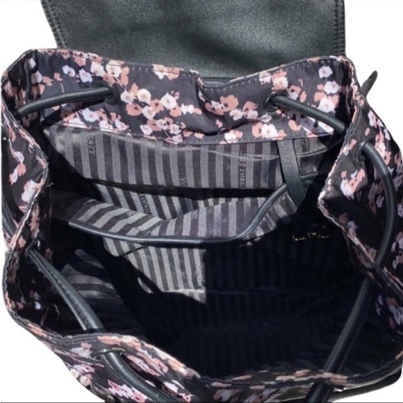 HP🏆 Stylish Floral Backpack by Victoria's Secret: A Fashionable Must-Have - Picture 4 of 7